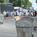 Policajci potiskuju žene koje se drže za ruke i pevaju "Bože pravde" (video)