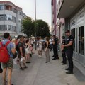 Nove blokade širom Srbije: U Leskovcu prosuli đubre pred zgradu SNS-a, u Nišu ponovo blokade raskrsnica… – VIDEO