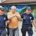 Profesora i samohranog oca u bolnici čuvaju dva policajca: Uhapsili ga u školi dok je držao čas