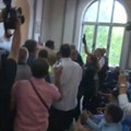 Burno jutro u Zaječaru: Kordon policije ispred skupštine grada, koškanje obezbeđenja i odbornika u sali (video)