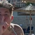 Matora se skinula u mini bikini, pokazala dekolte: Palo polivanje ledom, opustila se na plaži sa devojkom