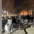 Ima mrtvih i ranjenih na protestima u Iranu: Službe bezbednosti pucale na demonstrante, totalni haos na ulicama (video)