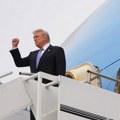 Tramp završio posetu Kini: Stisnuo pesnicu kad se ukrcavao u avion, okupljeni mahali zastavama, oglasio se Si Đinping (foto)