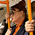 Poznata Srpkinja u gradskom prevozu, drži se za šipku! Nudili joj da sedne, a ona odbila i sad se kaje: "Žalim što se nisam…