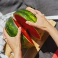 Ne bacajte bezukusnu lubenicu: Dodajte ovo i biće mnogo slađa i sočnija za nekoliko sekundi