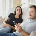 Digitalna ljubomora - kako društvene mreže stvaraju nesigurnost u vezi