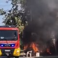 (Video) Automobil buknuo nasred ulice u Novom Sadu! Ogroman dim se proširio, vatrogasci dojurili na lice mesta