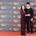 Ivana Žigon sa sinom stigla na Fest Katarina Radivojević u dugačkoj crvenoj haljini: Evo ko je sve došao od poznatih