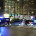 Jedna osoba povređena u udesu: "Mercedes" se sudario sa policijskim vozilom, utvrđuju se okolnosti (foto, video)