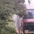 Kod Vrnjačke Banje se zapalio autobus sa decom na ekskurziji, nema povređenih (VIDEO)