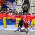 Srpski navijači razvili veliku zastavu u centru Minhena, a onda je nastala ludnica