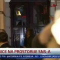 Demonstranti kamenovali prostorije SNS-a i Gradsku kuću u Novom Sadu (video)