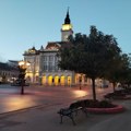 FOTO, VIDEO Trg slobode i dalje crven: Radnici "Čistoće" nastavljaju čišćenje