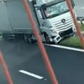 Kamion udario u ogradu na auto-putu kod Kovilja