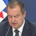 "Povređeno 48 policajaca i 22 građana, privedeno 77 osoba" Dačić nakon protesta: "38 osoba zadržano"