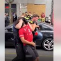 Jedan udara pesnicom, drugi ga ščepao za lice... Ovako se policija u Nemačkoj juče obračunala sa blokaderima (video)