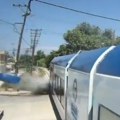 (Foto) stravičan sudar voza i automobila: Užas u Grčkoj: Vozač ostao zarobljen, morali da intervenišu vatrogasci