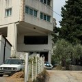 Krici žene odzvanjaju Budvom iz kuće u kojoj su živeli ubica i ubijeni brat i bratić: "Ubi mi đecu"