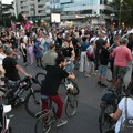 Muškarac se zaleteo na ljude u Novom Sadu, a policija ga „privodi“ tako što on sam vozi do policijske stanice, a na…