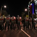 Figaro: Mirni protesti u Srbiji postali opasni jer su vlasti angažovale maskirane batinaše