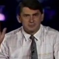 Risto je na početku svakog Dnevnika izgovarao "pomaže bog" Ta njegova prkosna 3 prsta su ga ratne '94. poslale u najgoru…