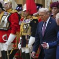 Svečani prijem ispred vindzora Tramp i kralj Čarls ušli u kočije, Vašington i London sklapaju veliki dil