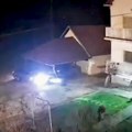 (Video) Sleteo sa puta, pa pa se zakucao u kuću: Haos kod Obrenovca: Naleteo na dva parkirana automobila