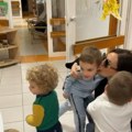 (Video) Ceca iznenadila unuke u vrtiću u Titelu Željko, Krstan i Isaija joj skočili u zagrljaj: "Ceco, Ceco", pa joj uručili i…