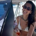 Naša zgodna glumica je prirodna od glave do pete! Skinula se u beli bikini i pokazala kako vozi brod: Ovo je tajna njene…