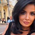 (Foto) Duboki dekolte i tetovaža u prvom planu: Milena Popović pozira u bašti restorana, fotografijom zapalila mreže