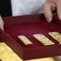 Pala cena zlata, nafta Brent 102 dolara po barelu