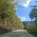 Ko čeka, asfaltiraće mu se! U toku radovi na deonici od Brane na Zavojskom jezeru do skretanja za Topli Do! Asfaltira se i u…