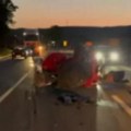 Srča i delovi vozila rasuti na sve strane: Težak udes kod Kladova, traktorom izleteo na glavni put pa napravio haos (video)