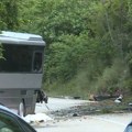 Vozač autobusa u Brestovcu tražio parking i udario u banderu, pa deo sela ostavio bez struje