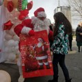Originalna akcija u Kruševcu: Fotografijama sa Deda Mrazom pomažu bolesnom mladiću (foto)