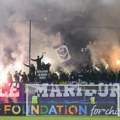Šokantne scene u Sloveniji! Pet fudbalera povređeno: Navijači Maribora gađali eksplozivom fudbalere Mure usred utakmice!