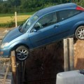 Ne smete tu parkirat': Neverovatna nezgoda kod svilajnca Auto mu se zaglavio na neočekivanom mestu, društvene mreže gore…