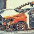 Uhapšen Piroman u Novom Sadu! Zapalio auto na Detelinari: Policija ga pronašla sa flašom benzina, određeno mu zadržavanje