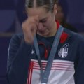 Slika za ponos cele Srbije: Aleksandra u suzama primila srebrnu medalju, prekrstila se i kezom obasjala Pariz