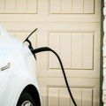 Istraživanje: Električna vozila i plug-in hibridi imaju daleko više problema od benzinaca