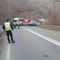 Prve fotografije stravičnog sudara kod Pančeva: Jedna osoba poginula, automobil završio pored puta FOTO