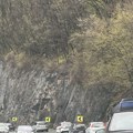 Amss: Zbog mokrih kolovoza na pojedinim deonicama usporen saobraćaj