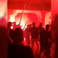 Demonstranti zapalili prostorije, pa napali pristalice SNS-a; Dačić: Pripadnik Vojske u skladu sa zakonom izvukao oružje