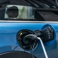 Padaju cene popravki električnih automobila, ali i dalje su veće od benzinaca i dizelaša