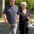 Pevač prvi stigao na pomen Saši Popoviću u rukama nosi ovo, suprugu tek sad vidimo posle toliko vremena
