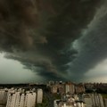 Nevreme stiglo u Srbiju: Drveće padalo po putu, oštećeno vozilo FOTO