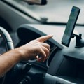 Ako telefon držite na ovom mestu u kolima - pravite ogromnu grešku