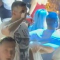 Paparaco! Gastoz uhvaćen u noćnom provodu, grli se sa nepoznatom devojkom: Njegov potez šokirao sve