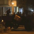(VIDEO) Policajci se "guše" u suzavcu koji su sami bacili na okupljene građane