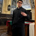 Mladi i zgodni sveštenik na udaru vernika zbog jedne objave na mrežama: "Molitva nije dovoljna, deco moja"